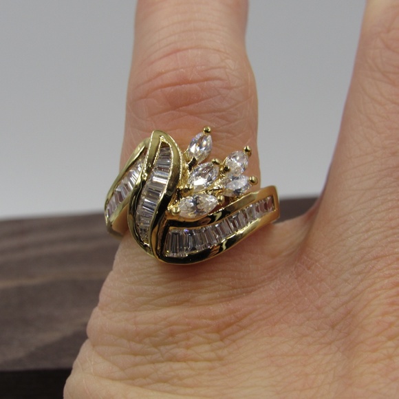 Size 6.25 Gold Tone Unique CZ Diamond Band Ring - Picture 4 of 7